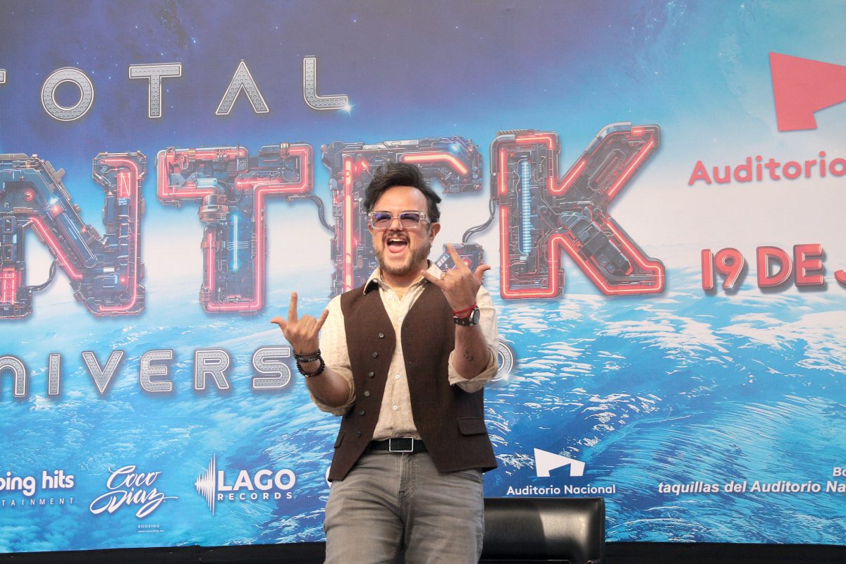 Aleks Syntek apareció entre lágrimas al recordar a su amigo Peter Byrne en un video publicado en redes sociales.