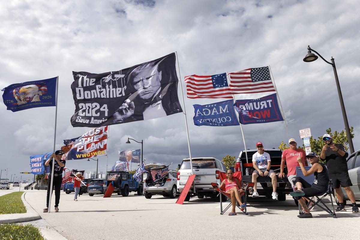 Trump vota anticipadamente en Palm Beach y acelera su campaña electoral