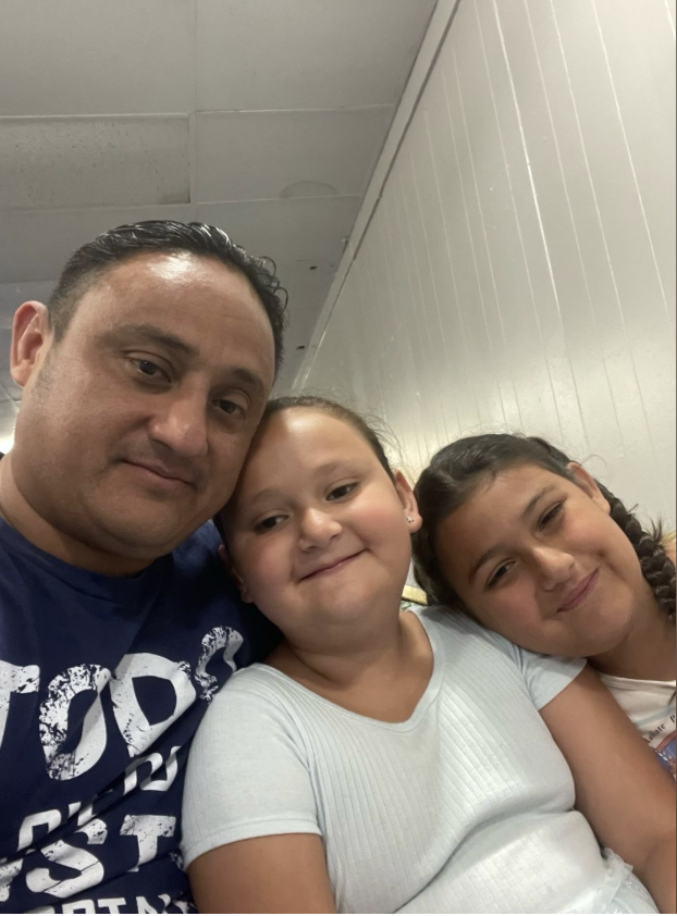 Carlos permaneció hospitalizado en estado crítico y conectado a un ventilador. Crédito: GoFundMe